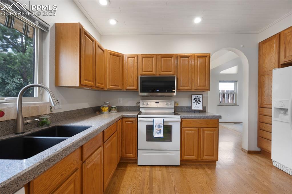 Image 14 of 50: Large pantry with pull-out shelves