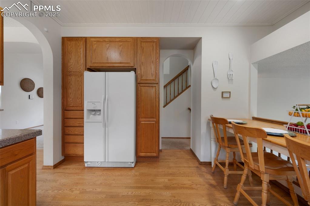 Image 16 of 50: Large pantry with pull-out shelves
