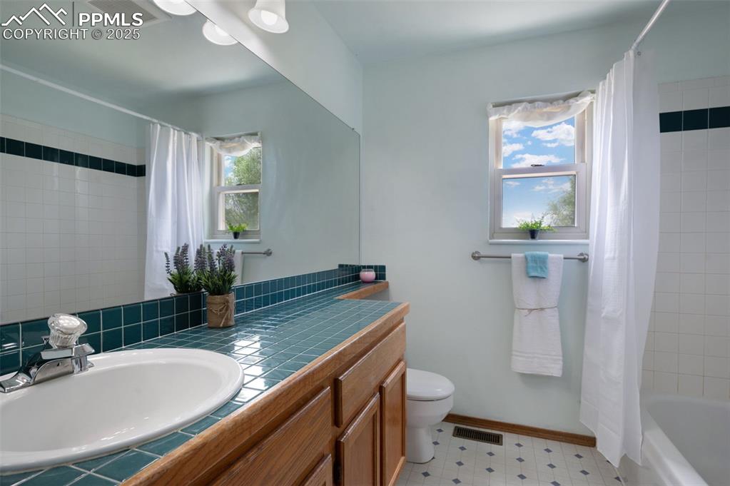 Image 27 of 50: Upper hall full bath with linen closet