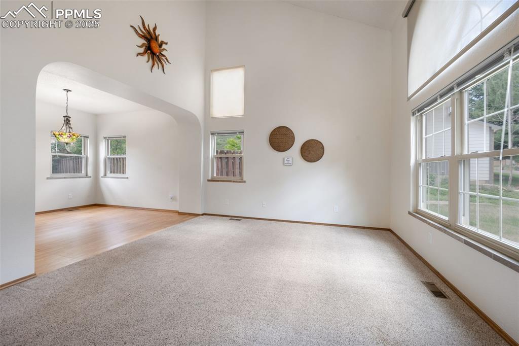 Image 6 of 50: Vaulted ceiling