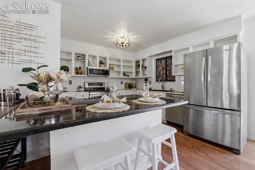 Image 10 of 32: Kitchen