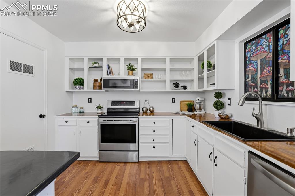 Image 11 of 32: Kitchen