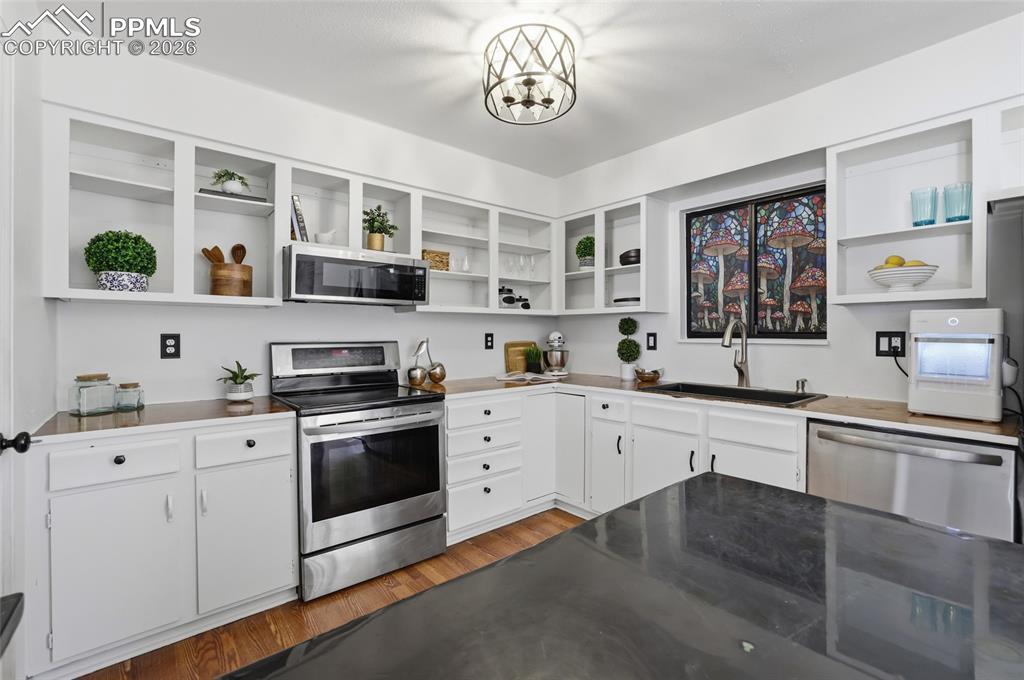 Image 13 of 32: Kitchen