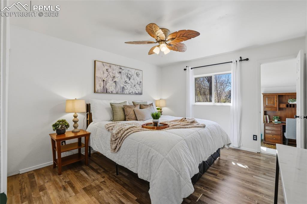 Image 14 of 32: Bedroom