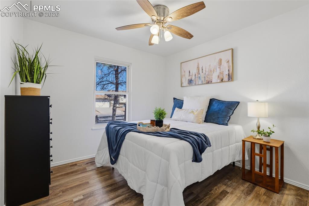 Image 16 of 32: Bedroom