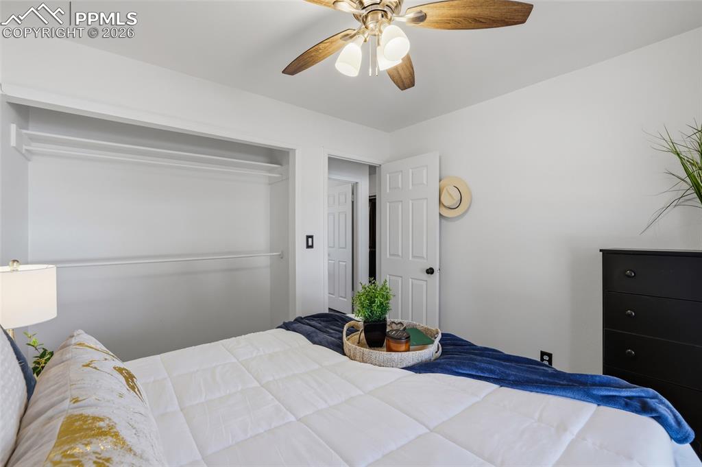 Image 17 of 32: Bedroom