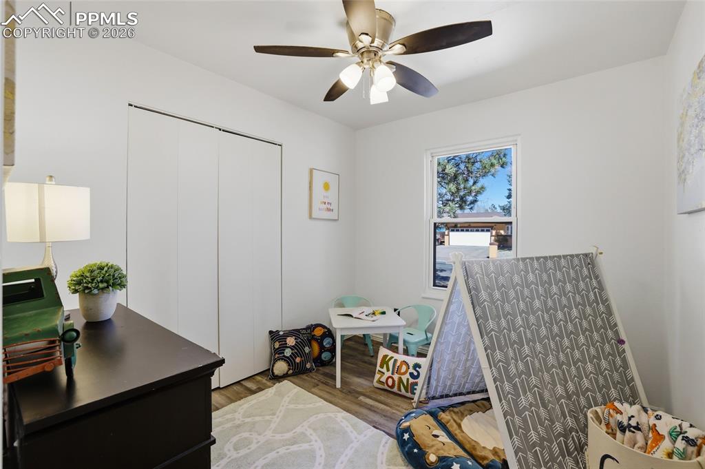 Image 18 of 32: Bedroom