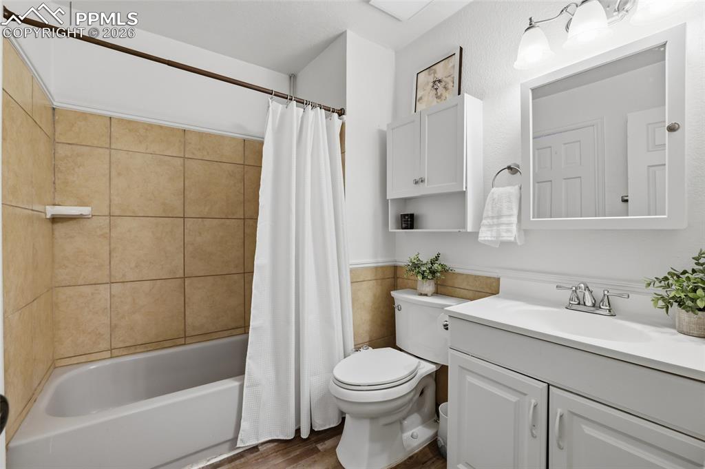 Image 19 of 32: Bathroom