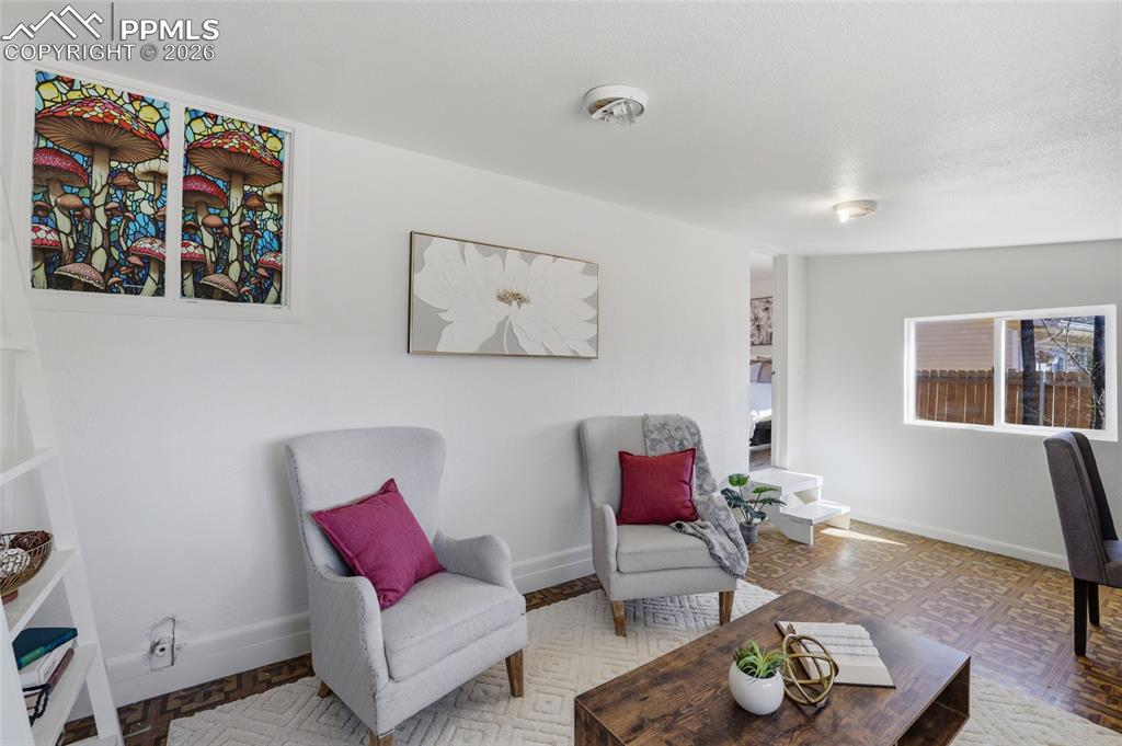 Image 21 of 32: Sitting Room