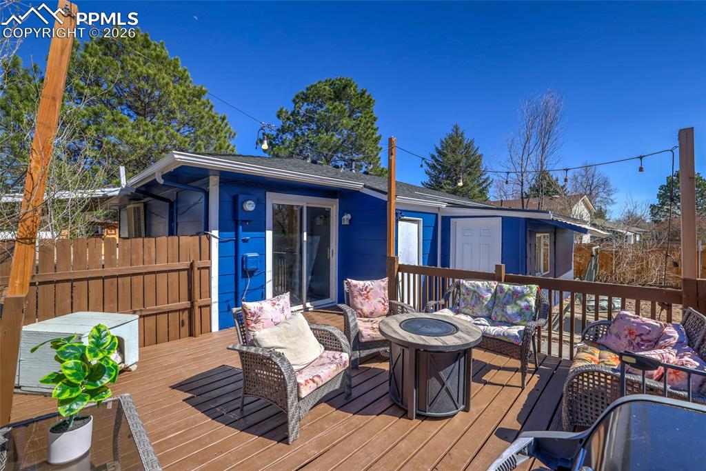 Image 24 of 32: Deck