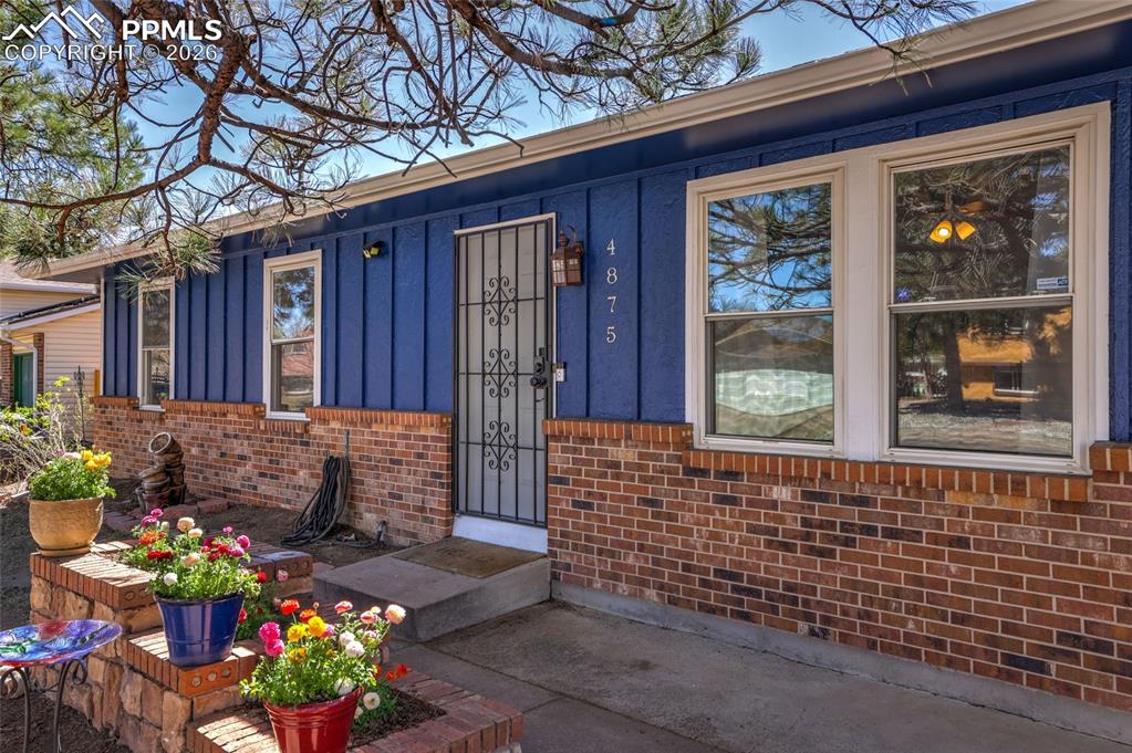 Image 4 of 32: Entry