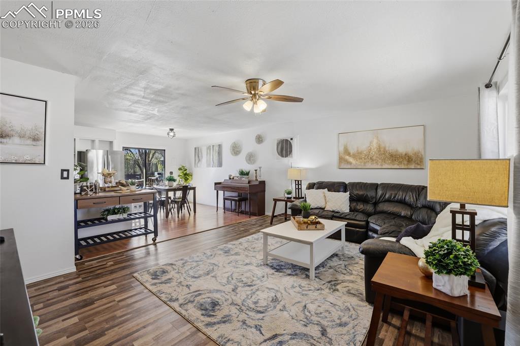 Image 5 of 32: Living Room