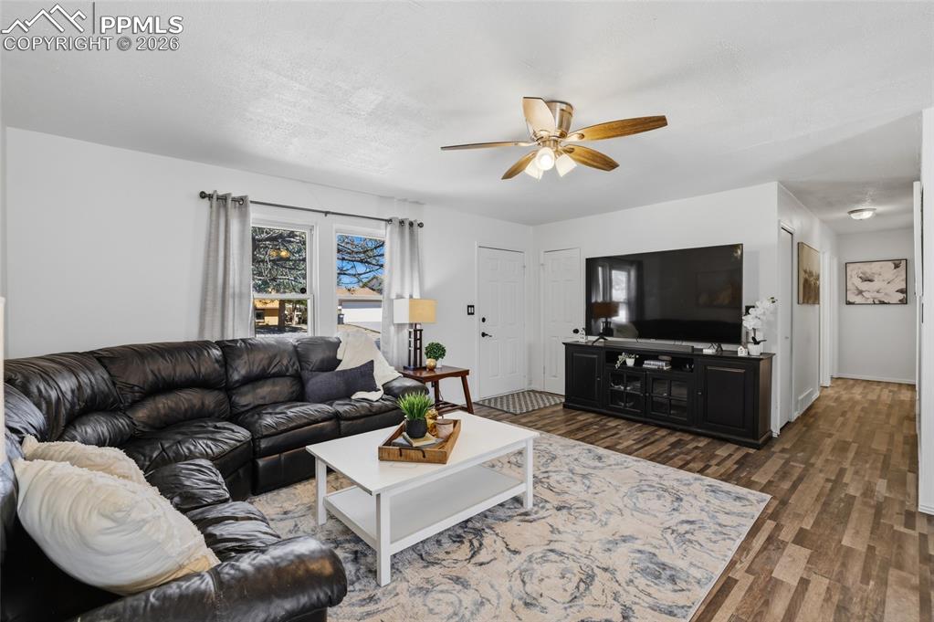 Image 7 of 32: Living Room