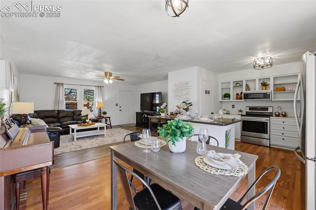 Image 9 of 32: Dining Area