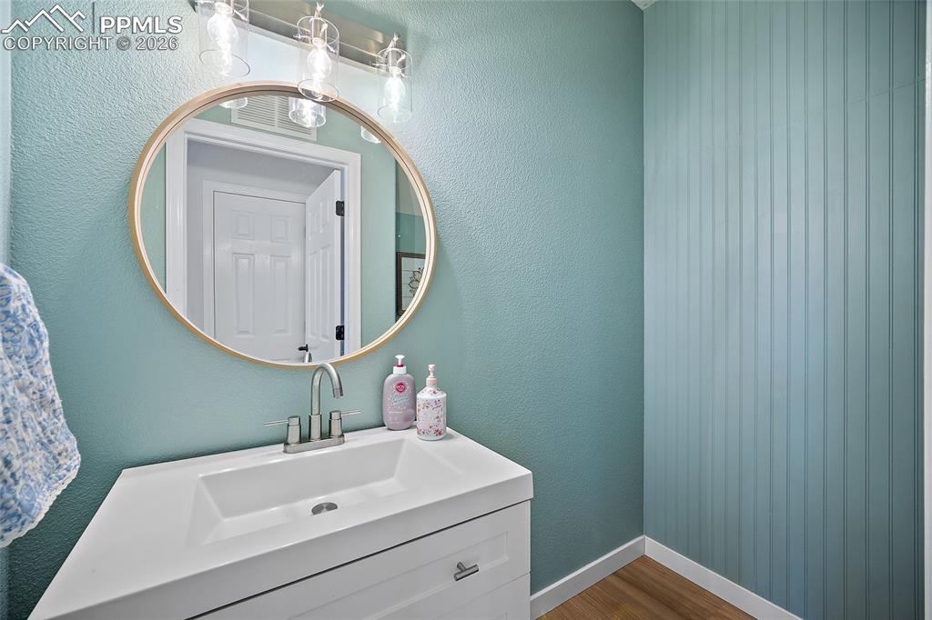 Image 19 of 37: Bathroom