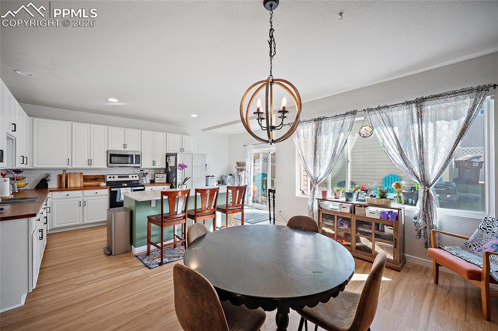 Image 21 of 37: Dining Area