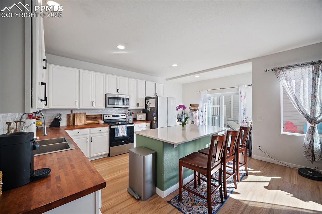 Image 22 of 37: Kitchen