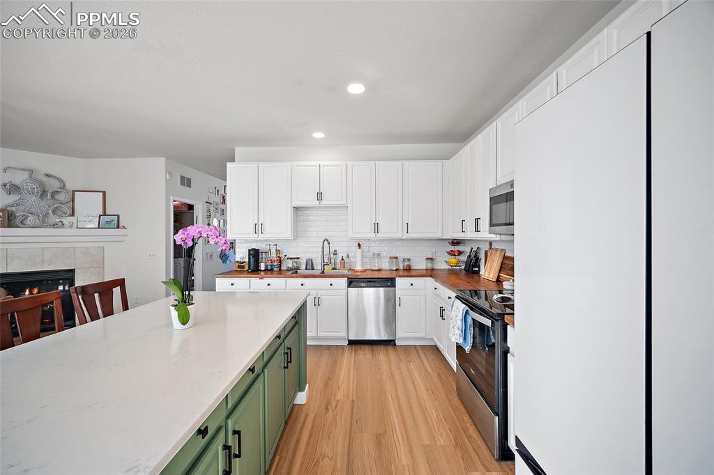 Image 24 of 37: Kitchen