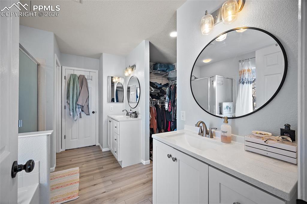 Image 9 of 37: Bathroom