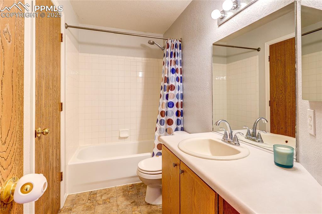 Image 15 of 17: Bathroom
