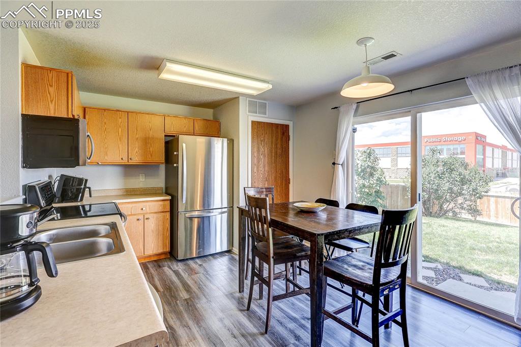 Image 6 of 17: Kitchen