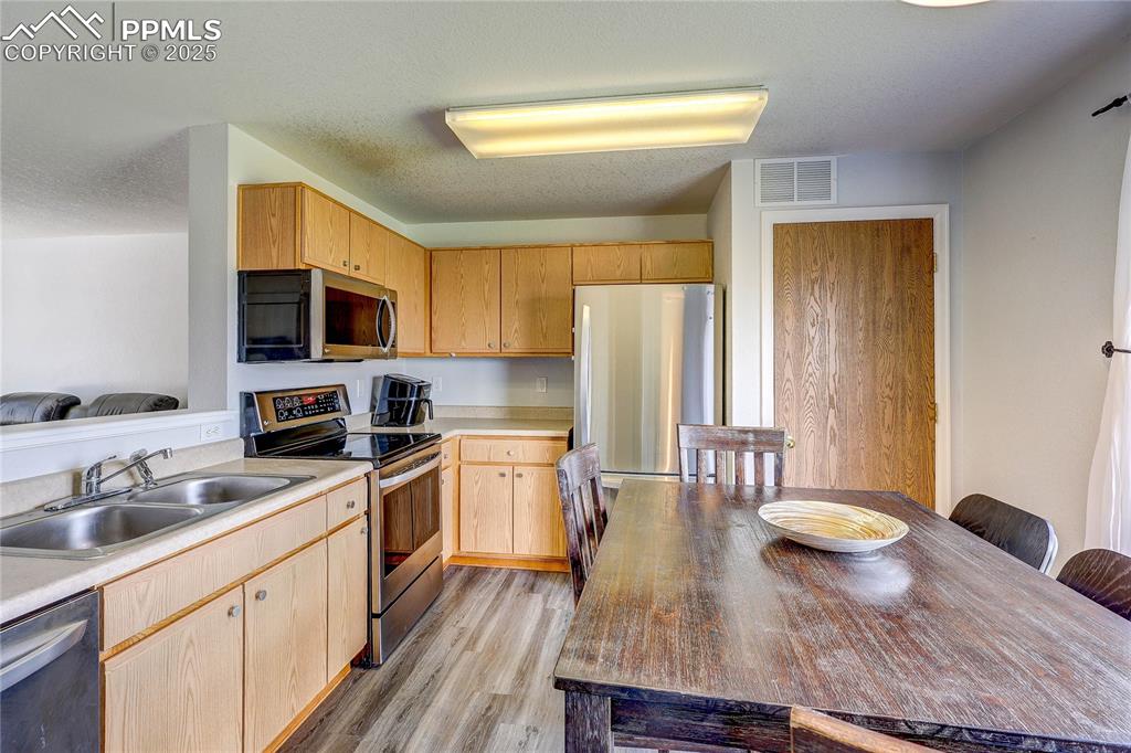 Image 7 of 17: Kitchen