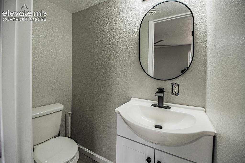 Image 26 of 36: Bathroom