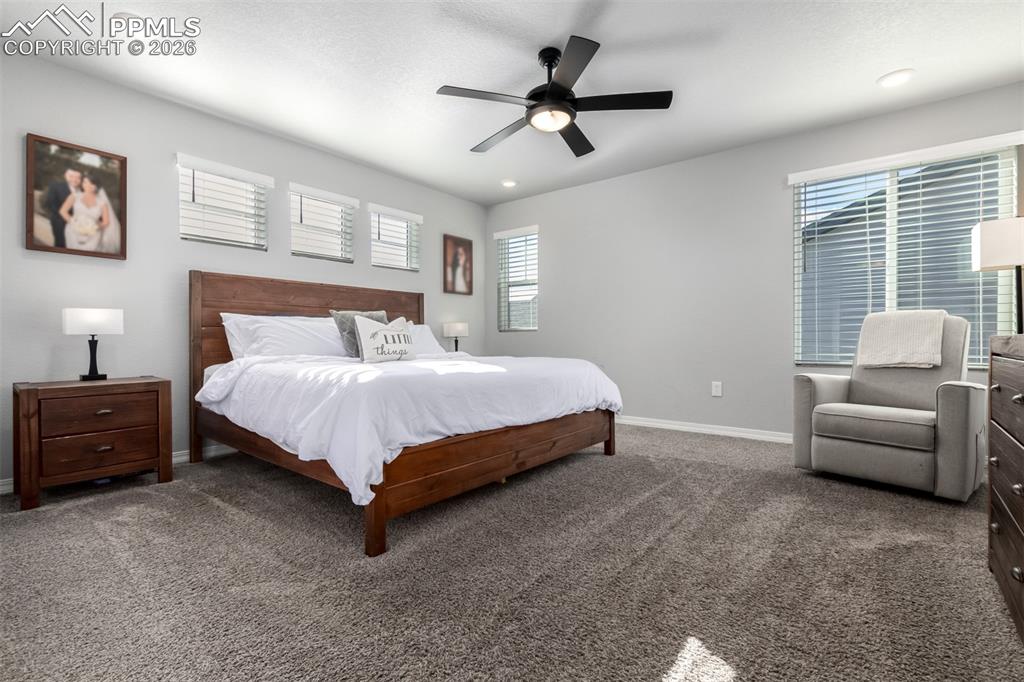 Image 19 of 50: Bedroom