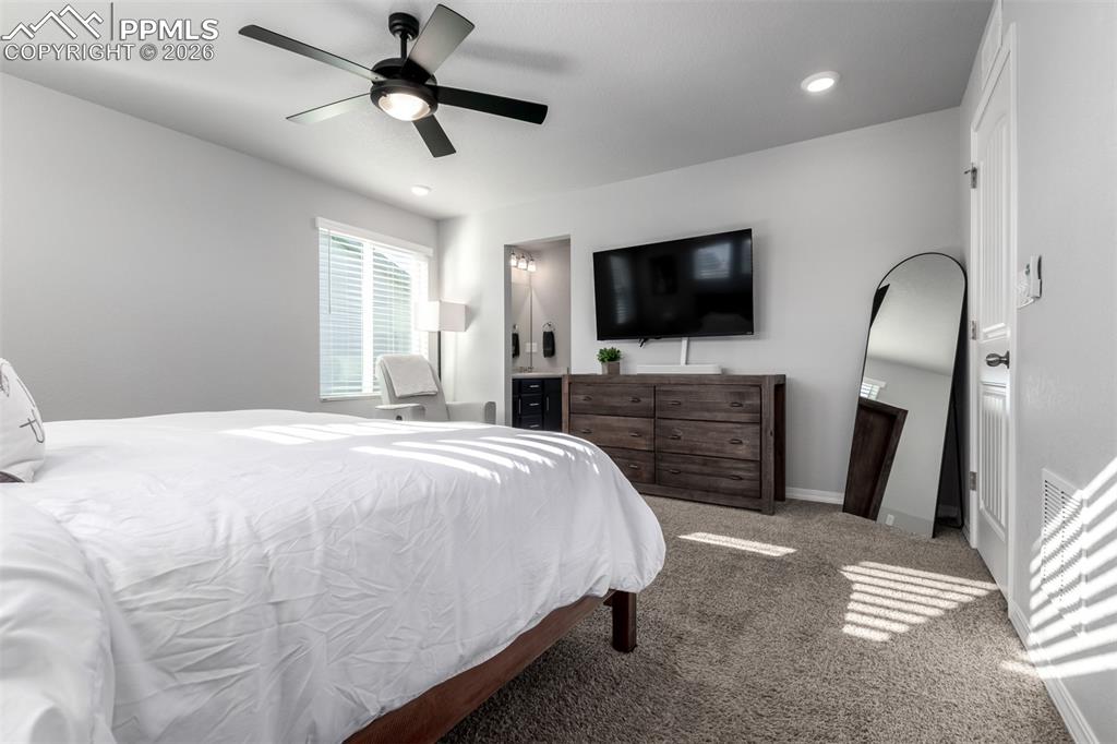 Image 20 of 50: Bedroom