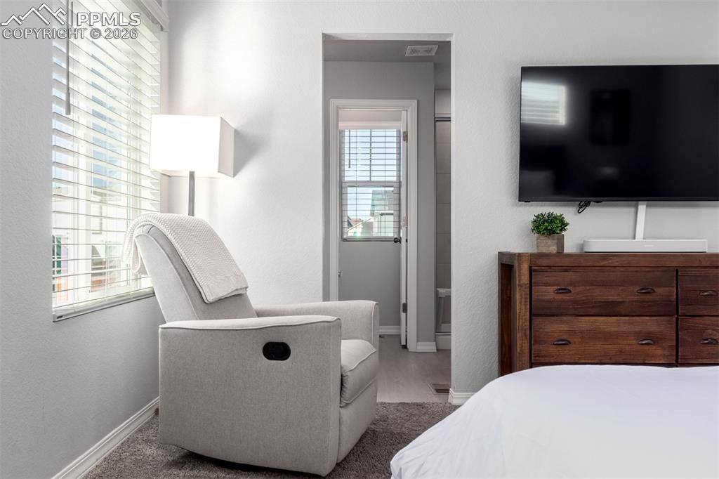 Image 21 of 50: Bedroom