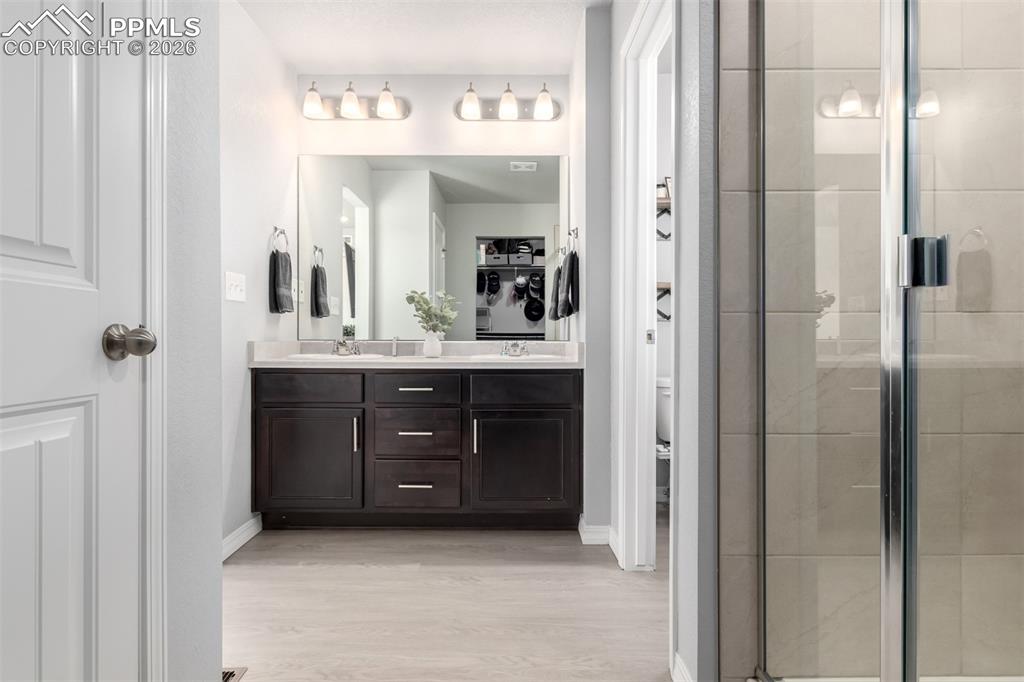 Image 22 of 50: Bathroom