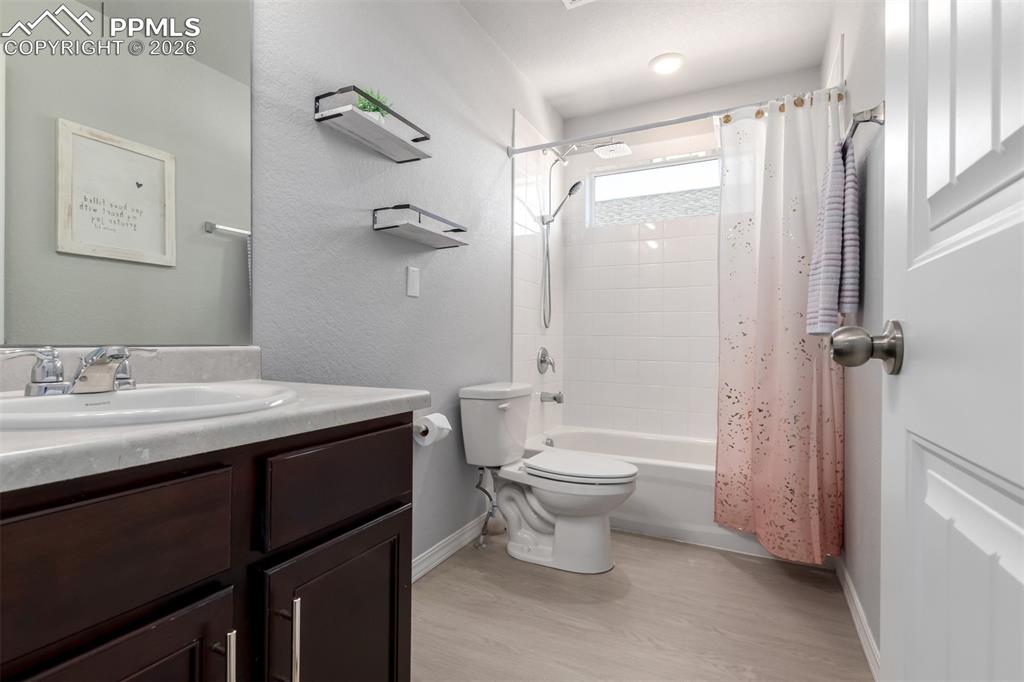 Image 27 of 50: Bathroom