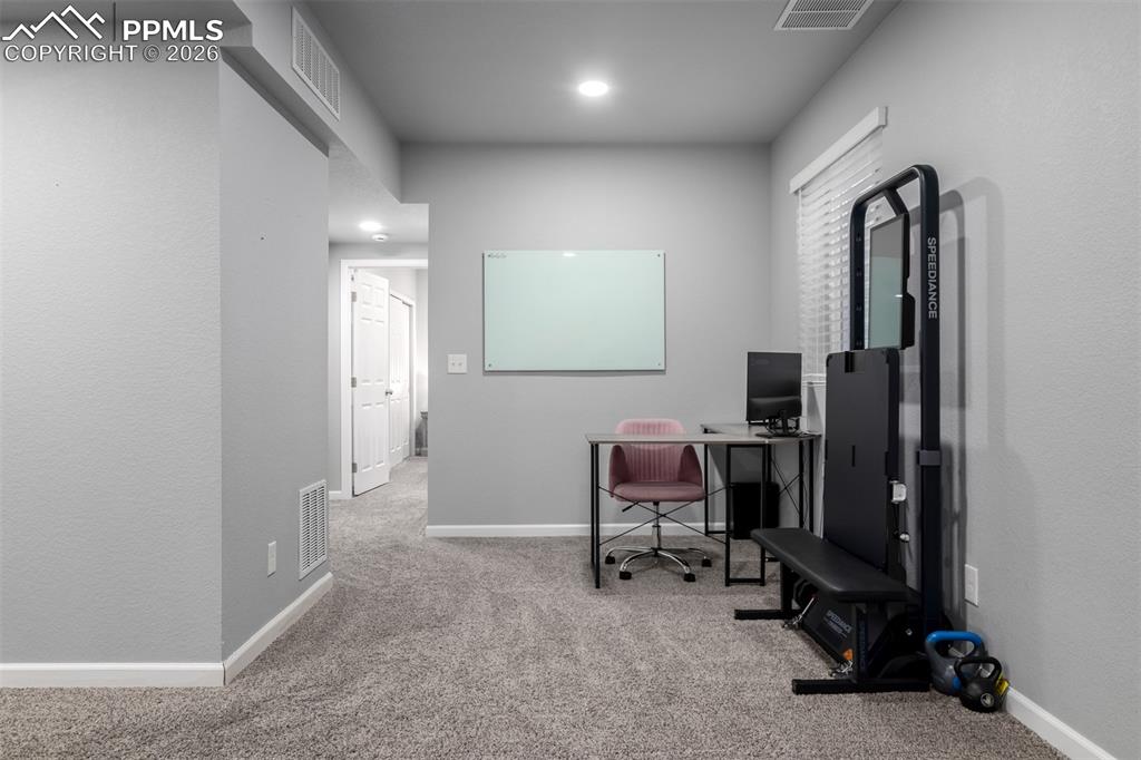 Image 32 of 50: Office