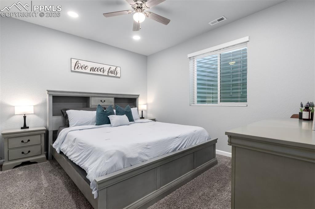 Image 33 of 50: Bedroom