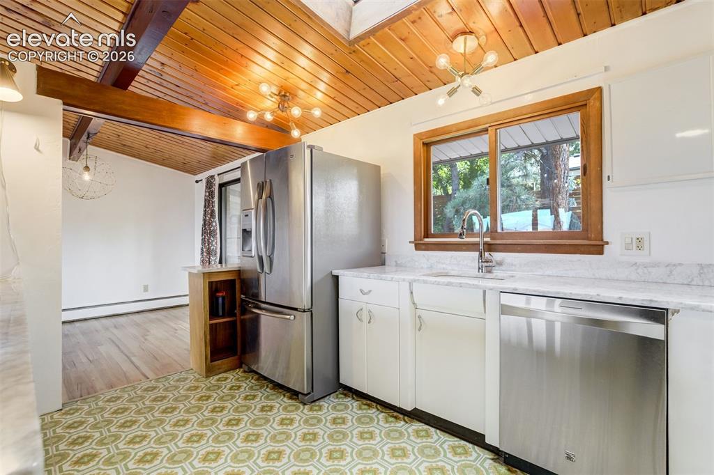 Image 15 of 50: Kitchen