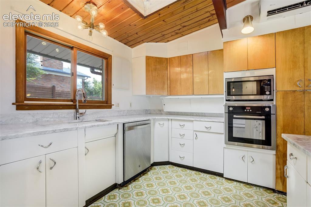 Image 16 of 50: Kitchen