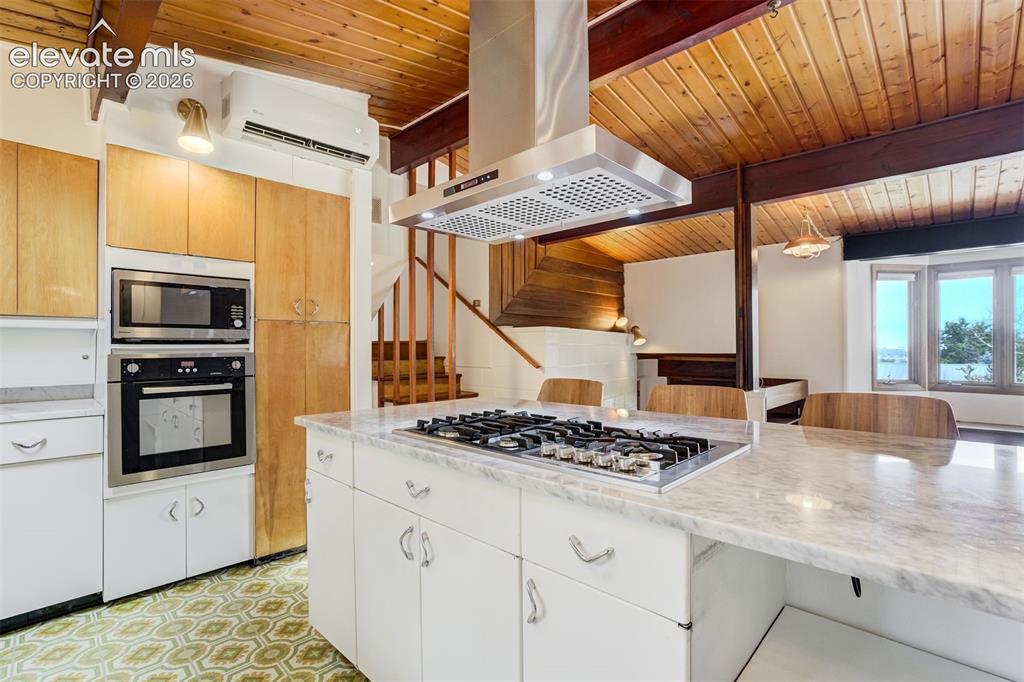 Image 17 of 50: Kitchen