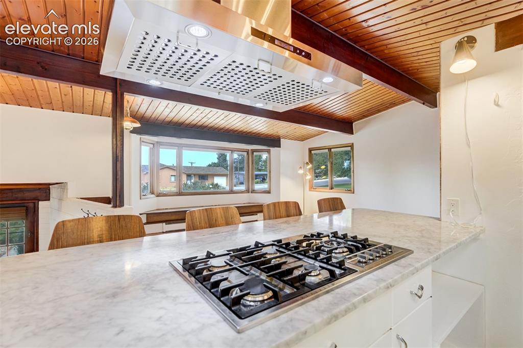 Image 18 of 50: Kitchen