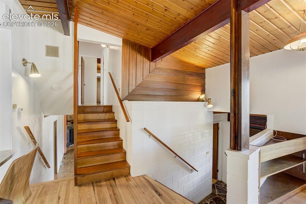 Image 19 of 50: Stairs