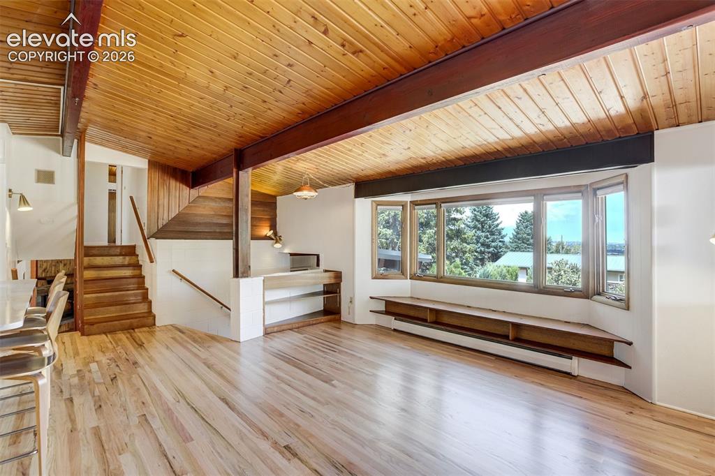 Image 8 of 50: Living Room