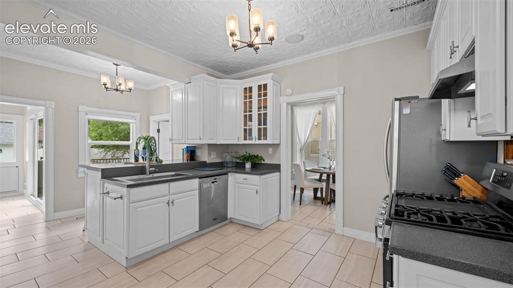 Image 12 of 46: Kitchen