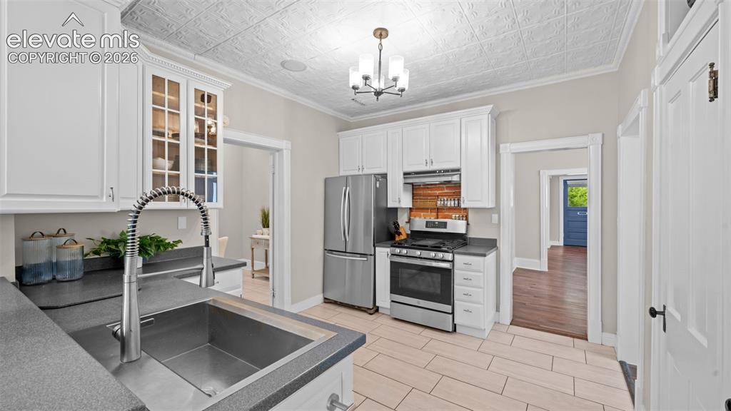 Image 14 of 46: Kitchen