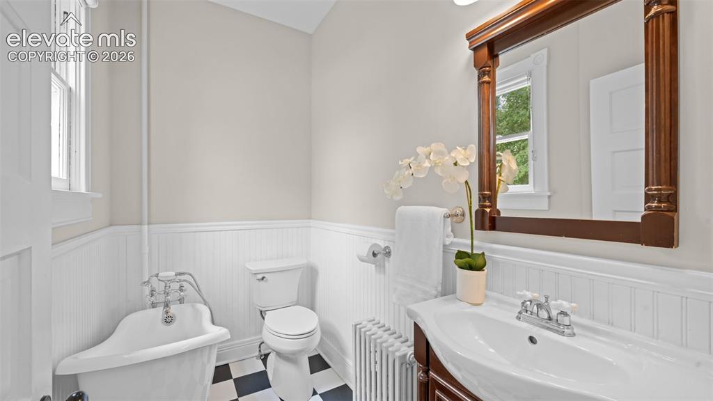 Image 16 of 46: Bathroom