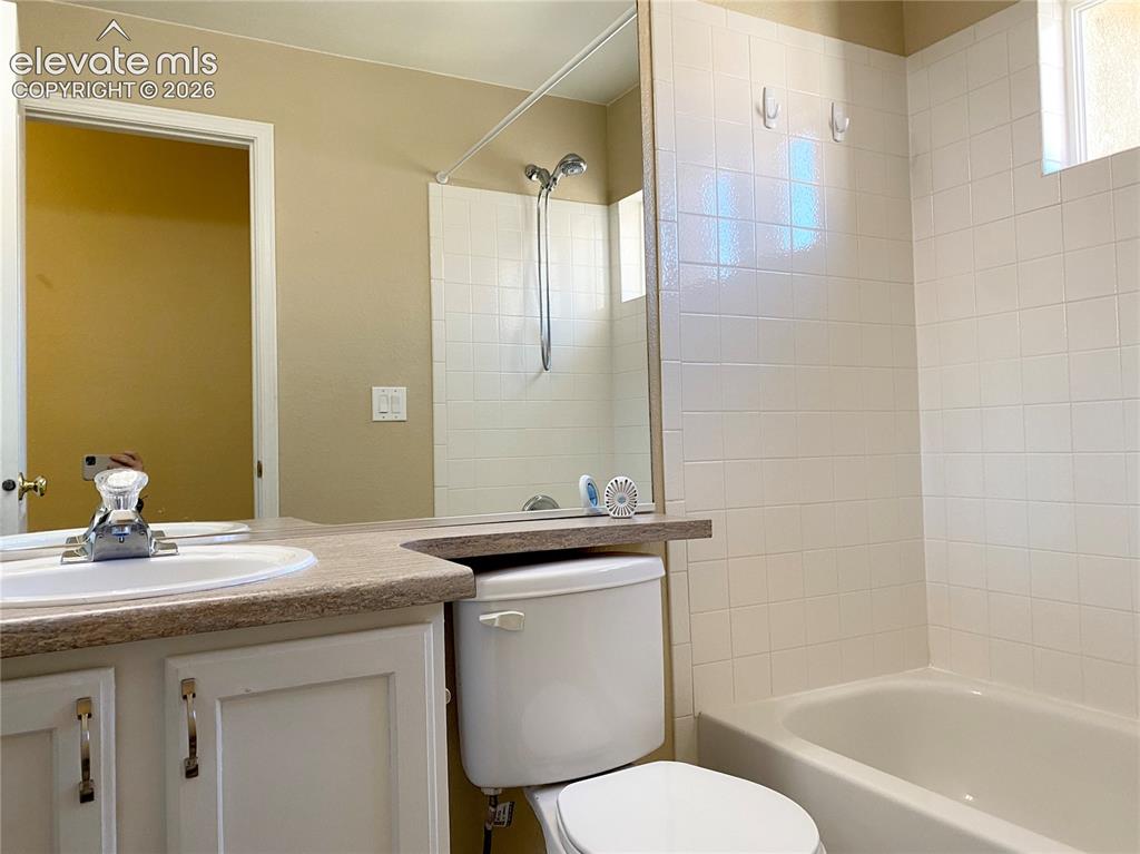 Image 14 of 16: Bathroom