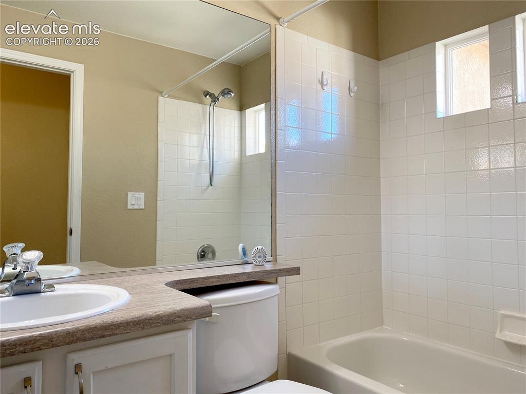 Image 15 of 16: Bathroom