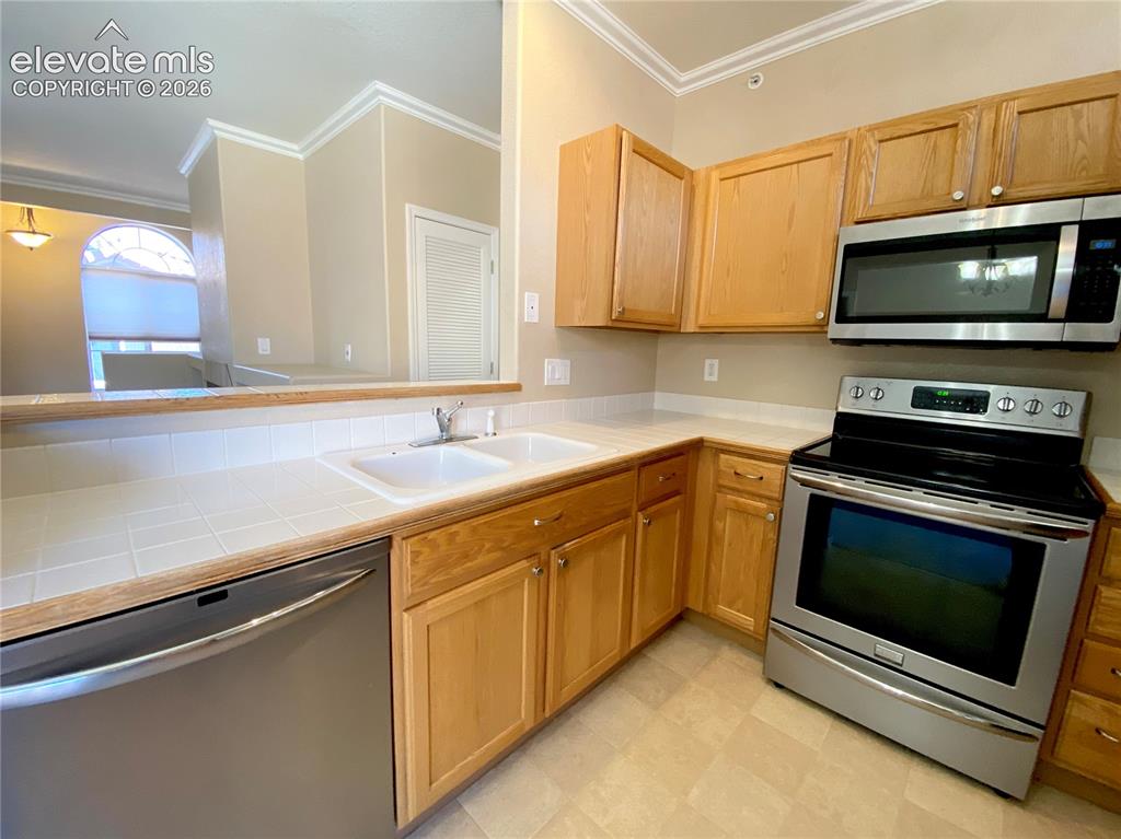 Image 6 of 16: Kitchen