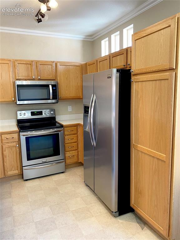 Image 7 of 16: Kitchen