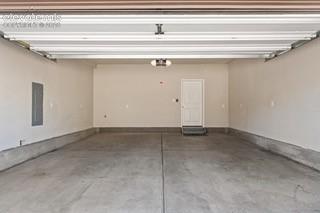 Image 19 of 19: Garage
