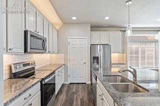 Image 3 of 19: Kitchen