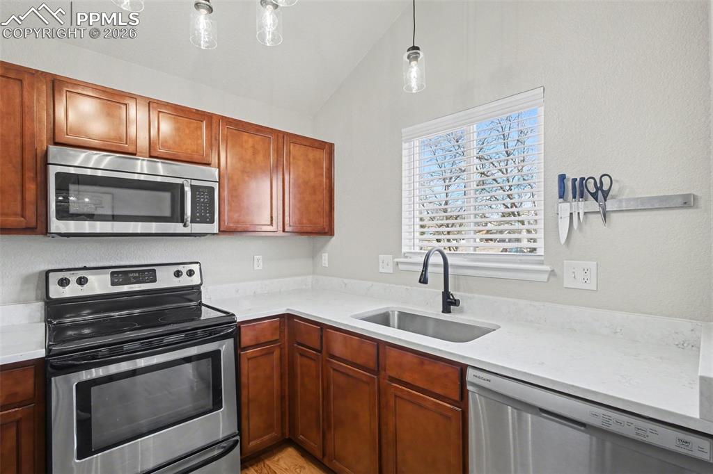 Image 11 of 30: Kitchen